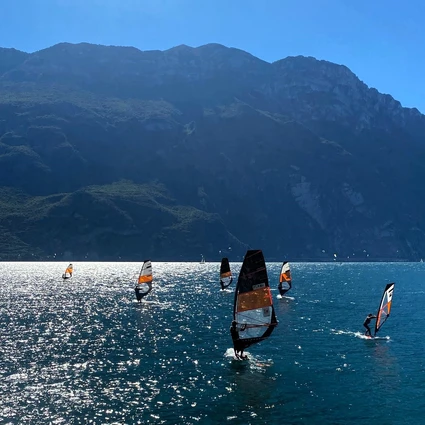 Privater Windsurf-Kurs am Gardasee: Ihr exklusives Erlebnis in Limone 7 Privater Windsurf-Kurs am Gardasee: Ihr exklusives Erlebnis in Limone 7